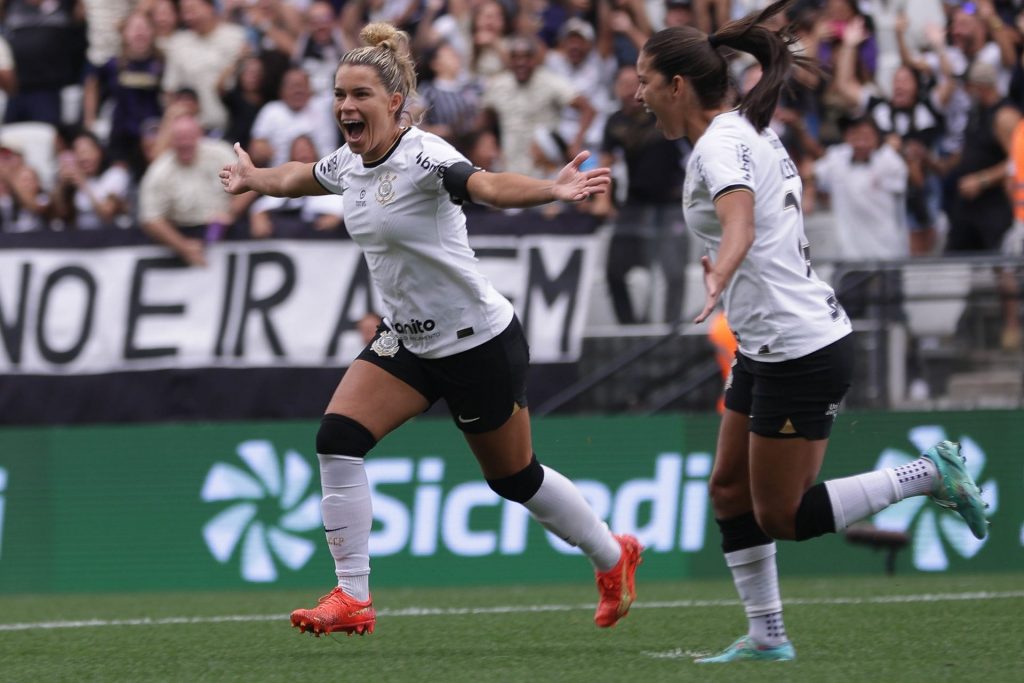Foto: Ettore Chiereguini/AGIF - Tamires ergueu mais um título pelo Corinthians.
