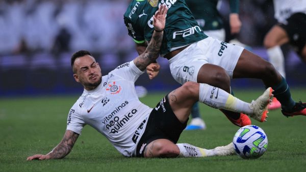 Maycon teve uma lesão grave no joelho - Foto: Ettore Chiereguini/AGIF.