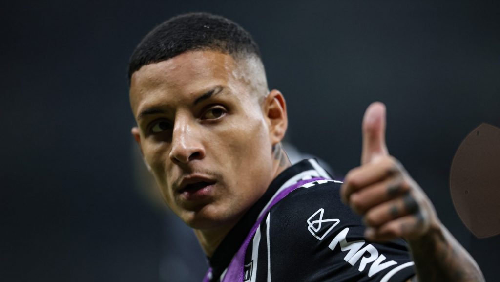 Guilherme Arana foi titular na vitória do Atlético-MG sobre o Corinthians - Foto: Gilson Junio/AGIF.