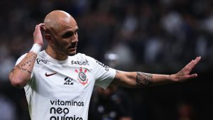 Fábio Santos diz o que pensa sobre o goleiro. Foto: Ettore Chiereguini/AGIF