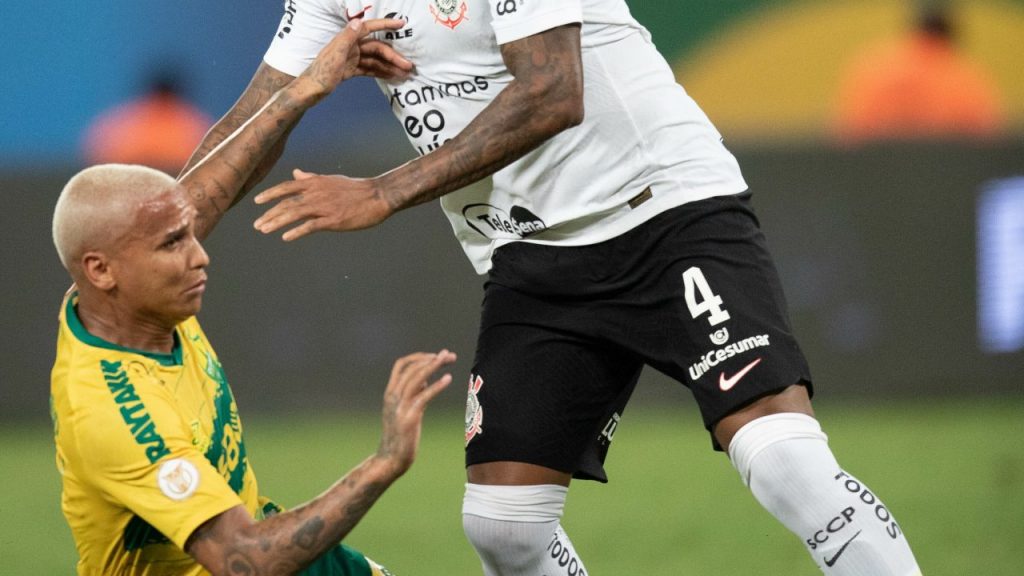 Foto: Gil Gomes/AGIF - Deyverson não conseguiu se destacar contra o Corinthians.
