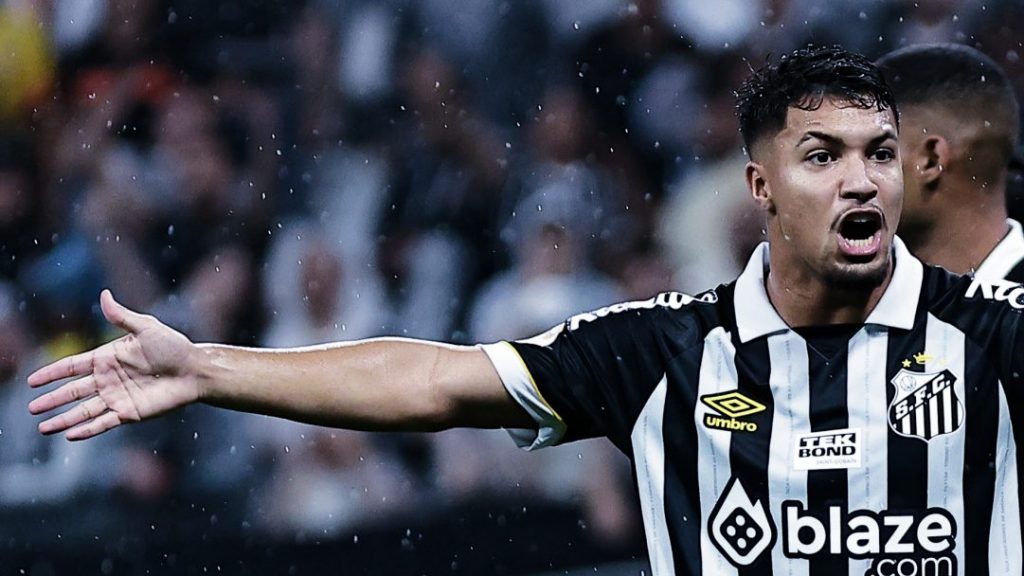 Foto: Fabio Giannelli/AGIF - Atacante tirou onda, mas prejudicou o rival do Corinthians.