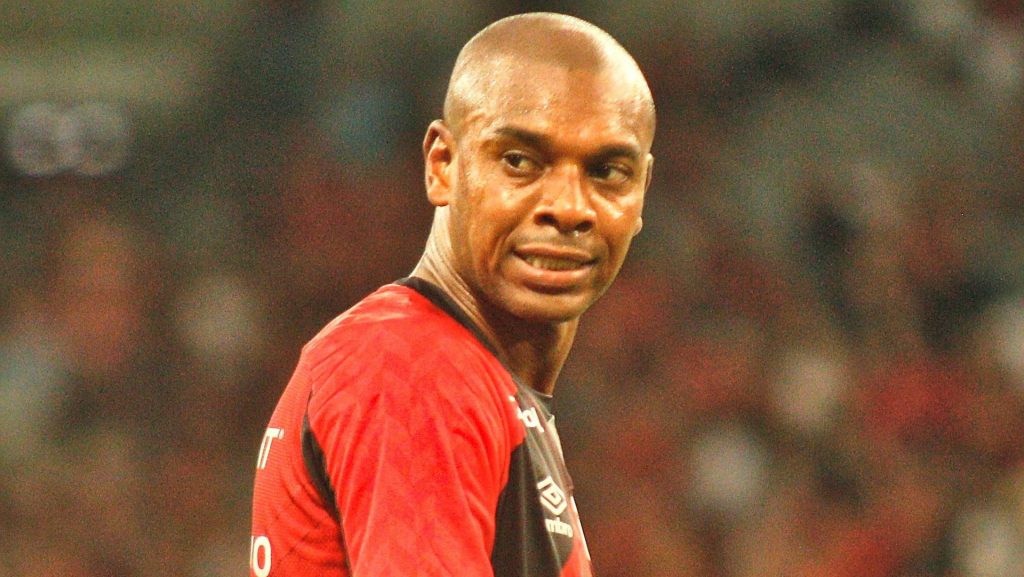 Outrora especulado no Corinthians, atacante deve jogar com Fernandinho no CAP - Foto: Gabriel Machado/AGIF.
