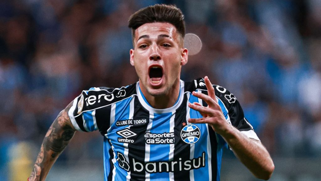 Foto: Maxi Franzoi/AGIF - Besozzi sofreu no jogo diante do Corinthians.