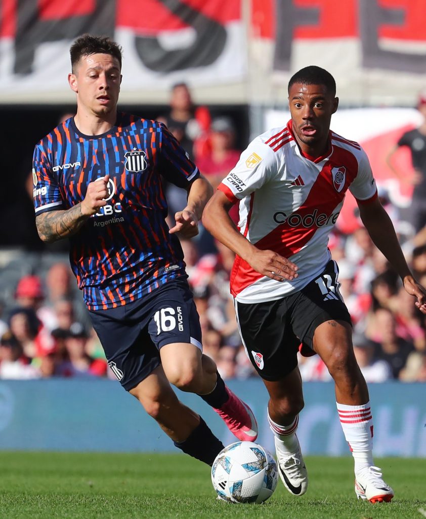 Meio-campista recebeu contato do Corinthians – (Photo by Marcos Brindicci/Getty Images)