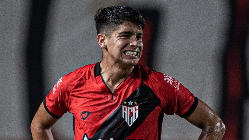 Araos ainda tem direitos ligados ao Corinthians - Foto: Heber Gomes/AGIF.