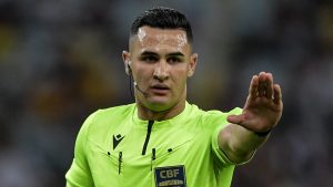 Arbitragem vem errando muito em 2025 - Foto: Thiago Ribeiro/AGIF.