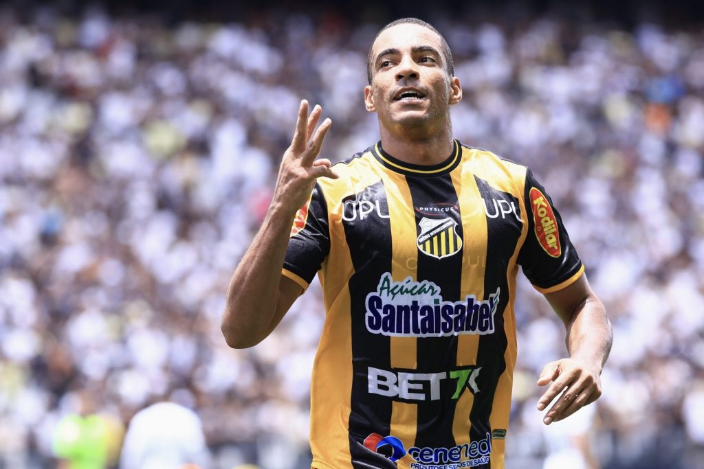 Jenison fez os 3 gols na vitória sobre o Corinthians - Foto: Marcello Zambrana/AGIF.
