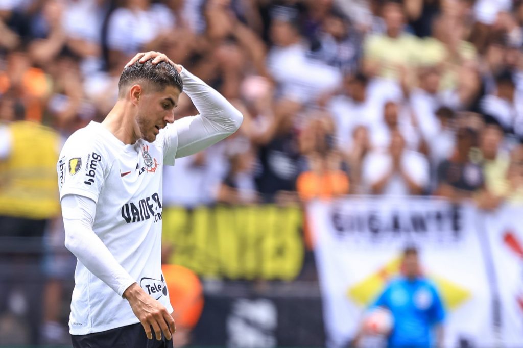 Pedro Raul vai ficar fora dos próximos jogos do Corinthians - Foto: Marcello Zambrana/AGIF.