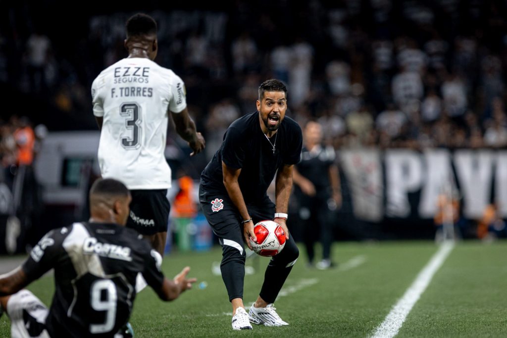 António Oliveira deve participar de qualquer decisão da diretoria sobre o futuro dos jogadores no Corinthians - Foto: Leonardo Lima/AGIF.