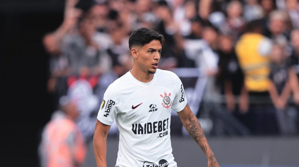 Foto: Ettore Chiereguini/AGIF - Caetano pode deixar o Corinthians de graça em 2025.