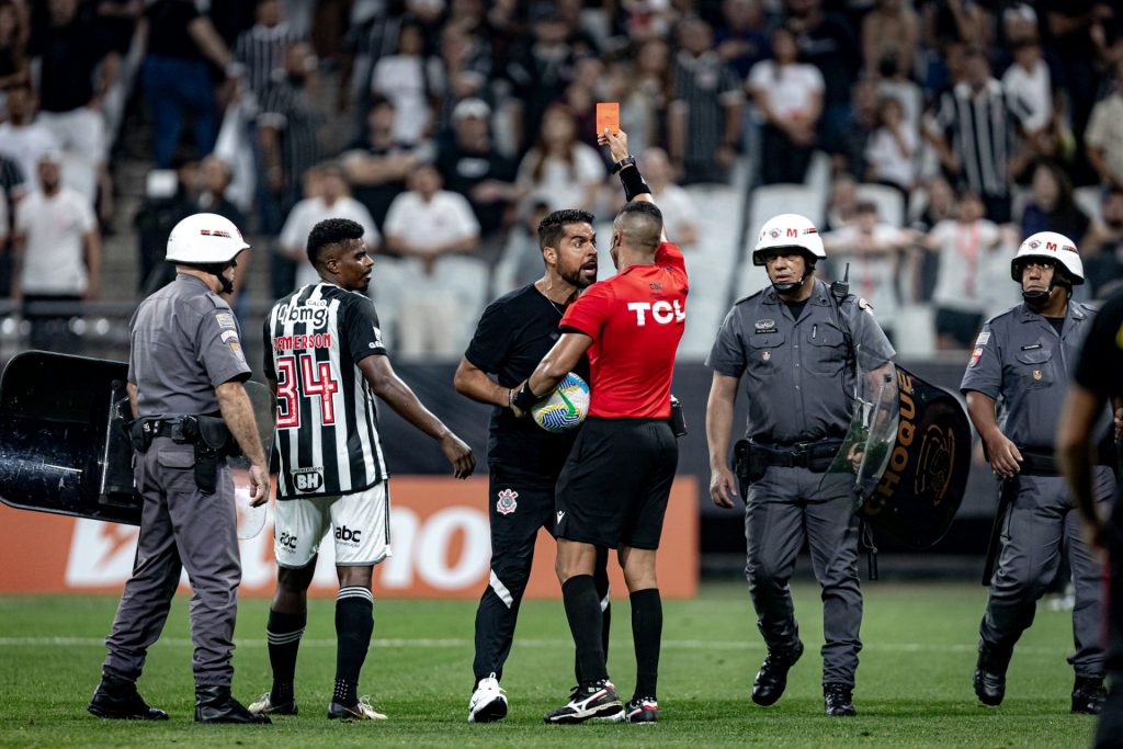 Foto: Leonardo Lima/AGIF - António Oliveira foi expulso na estreia do Brasileiro pelo Corinthians.