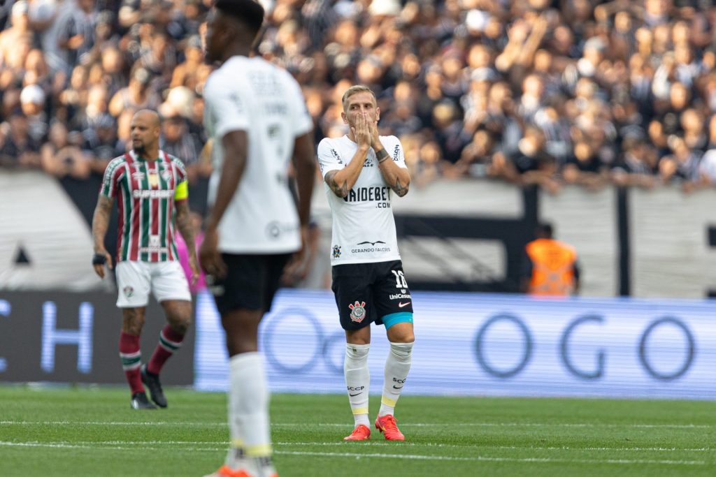 Pedro Henrique será ausência no Corinthians - Foto: Leonardo Lima/AGIF.