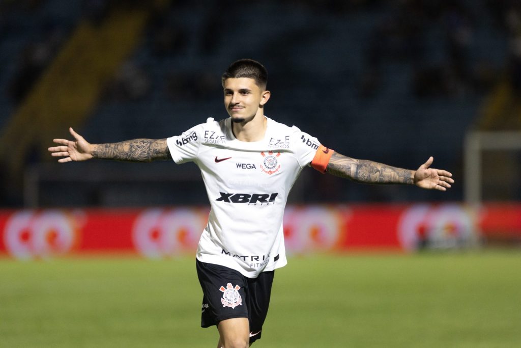 Foto: Leonardo Lima/AGIF - Léo Maná vem recebendo chances no Timão em 2025.