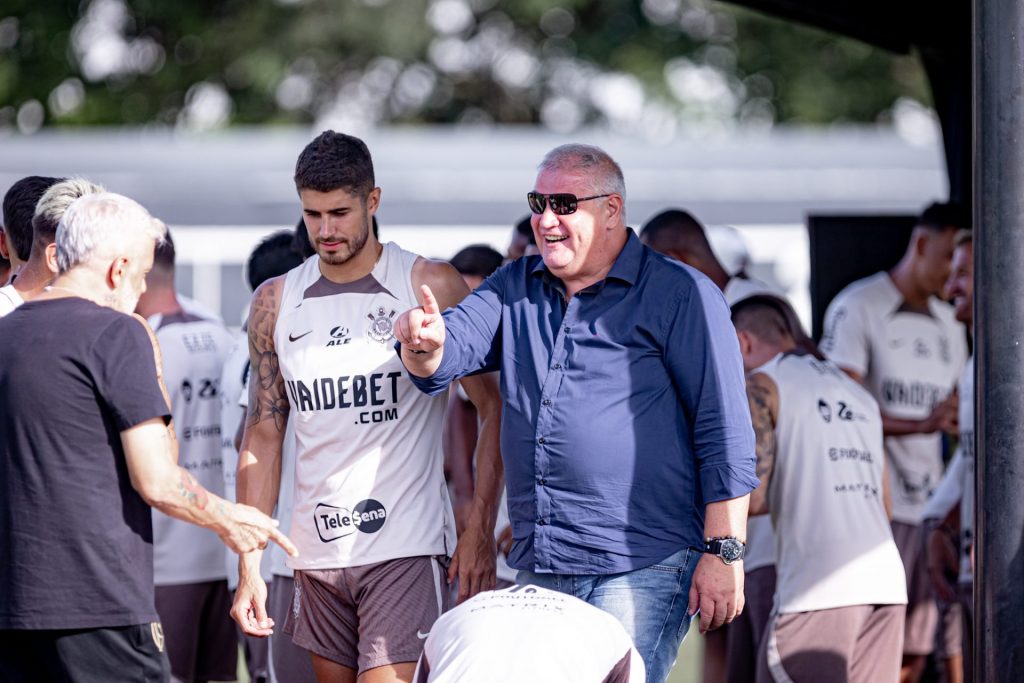 Foto: Leonardo Lima/AGIF - Rubão agita torcida do Corinthians.