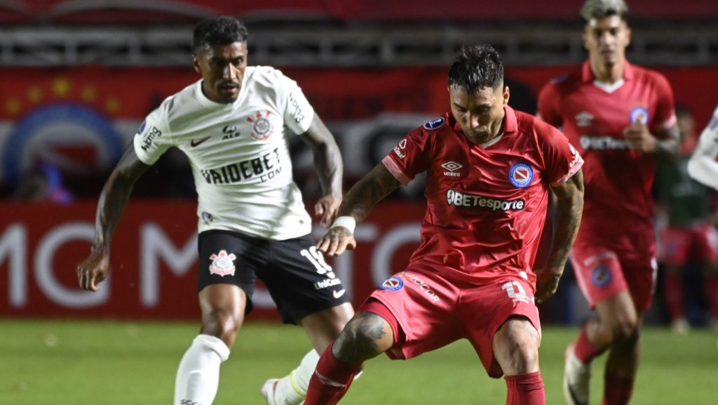 Paulinho deve voltar ao banco de reservas - Foto: Fotobairesarg/AGIF.