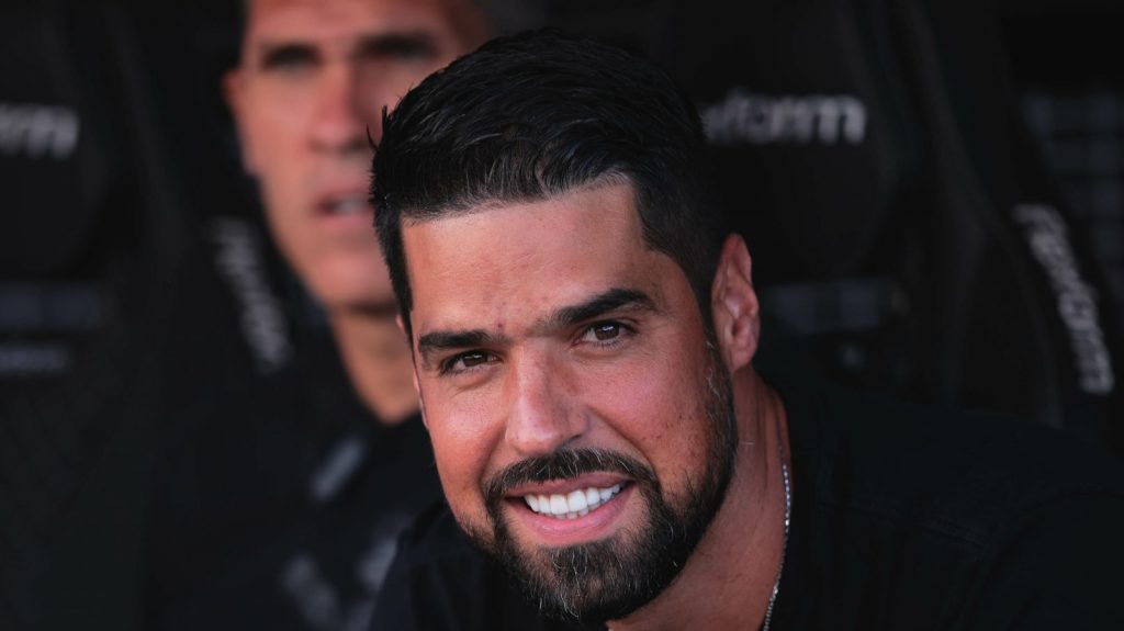 Foto: Ettore Chiereguini/AGIF - António Oliveira poderá contar com meia no Corinthians em agosto ou setembro.