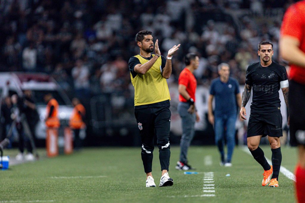 Foto: Leonardo Lima/AGIF - António Oliveira pode ter 'reforços' no Corinthians.