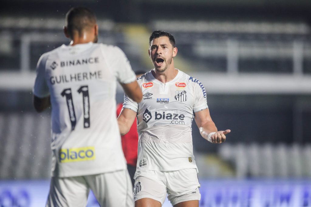 Giuliano é sempre assunto no Corinthians - Foto: Reinaldo Campos/AGIF.