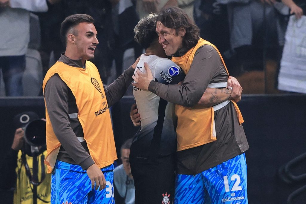 Goleiro comemorou o gol marcado por Yuri Alberto - Foto: Ettore Chiereguini/AGIF.