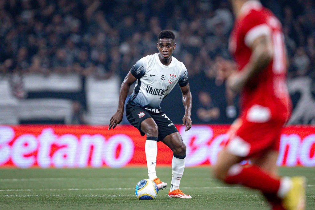 Félix Torres errou no primeiro gol do Cruzeiro - Foto: Leonardo Lima/AGIF.