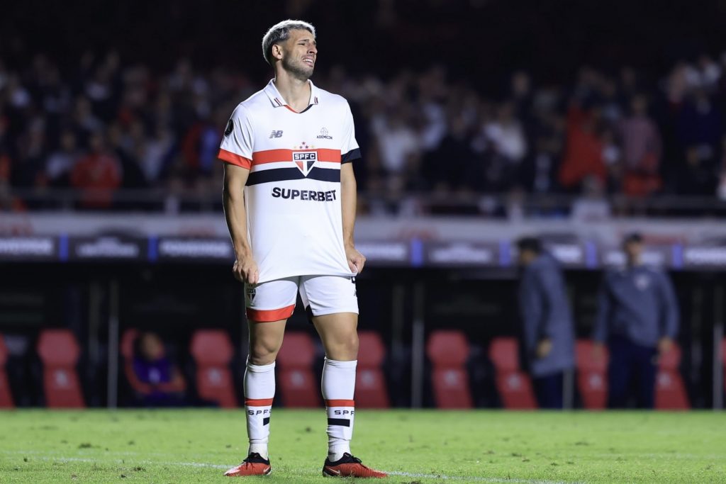 Foto: Marcello Zambrana/AGIF - Calleri é 'ofuscado' por Yuri Alberto, do Corinthians.