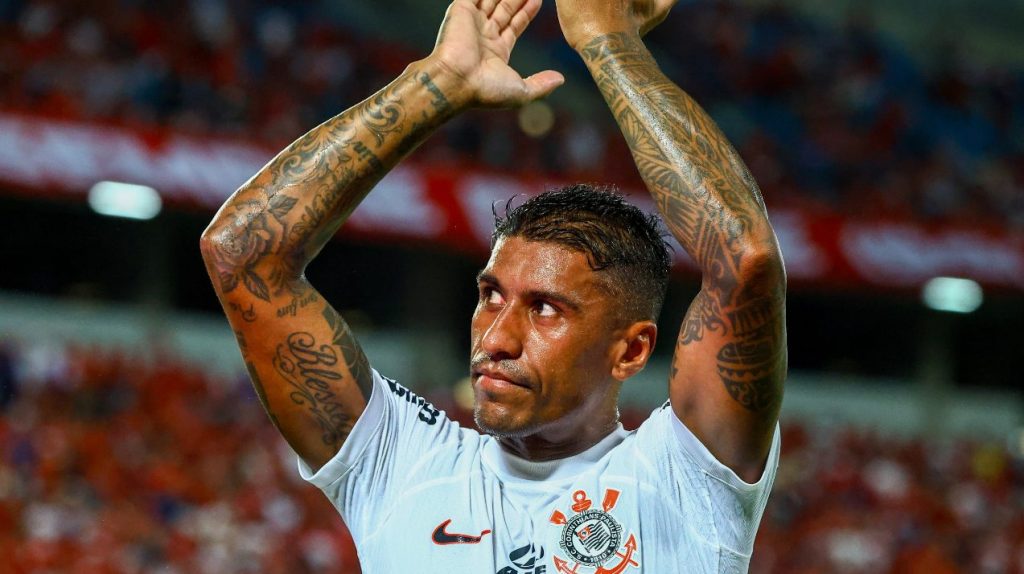 Paulinho tem divergências com o Corinthians. Foto: Alexandre Lago/AGIF
