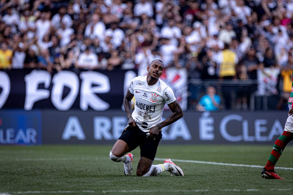 Foto: Leonardo Lima/AGIF - Raul Gustavo não deve jogar mais pelo Corinthians.