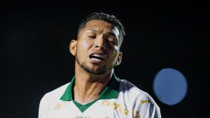 Foto: Jhony Pinho/AGIF - Rony não jogará contra o Corinthians.