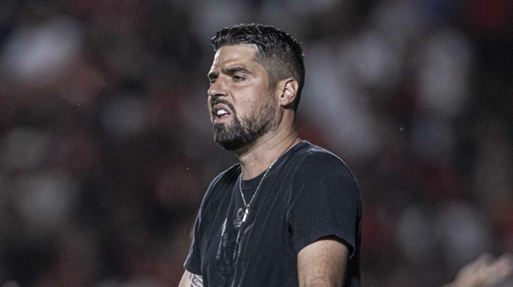 Foto: Heber Gomes/AGIF - António Oliveira foi demitido.