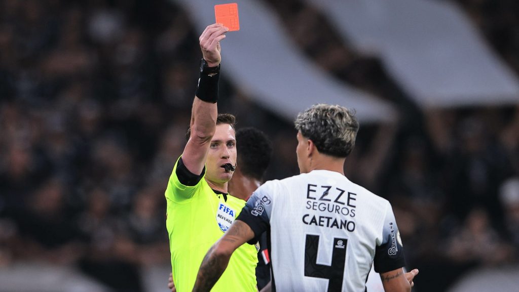 Zagueiro do Corinthians tomou 2 amarelos por lances em Calleri - Foto: Ettore Chiereguini/AGIF.