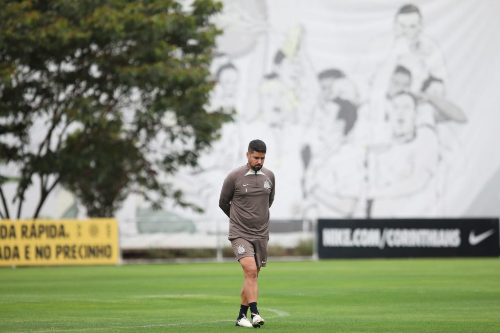 Foto: Reinaldo Campos/AGIF - Treinador prepara mexidas nos titulares do Corinthians para o Derby.