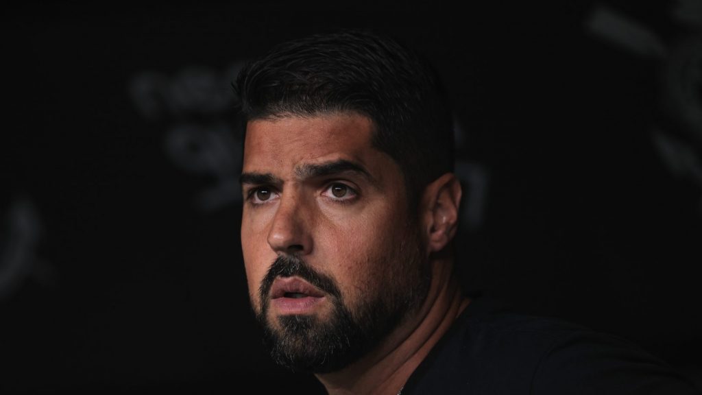 Foto: Ettore Chiereguini/AGIF - António Oliveira está desgastado no Corinthians.