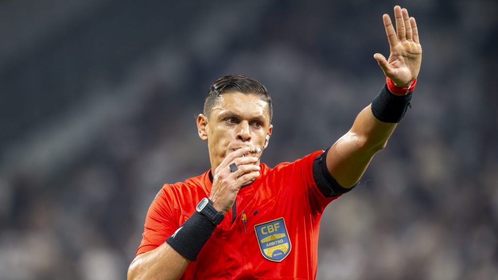 Foto: Anderson Romão/AGIF - Árbitro decidiu dar pênalti contra o Timão.