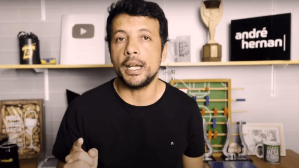 Foto ReproduçãoYouTube André Hernan - Jornalista crava mais uma saída do Corinthians.