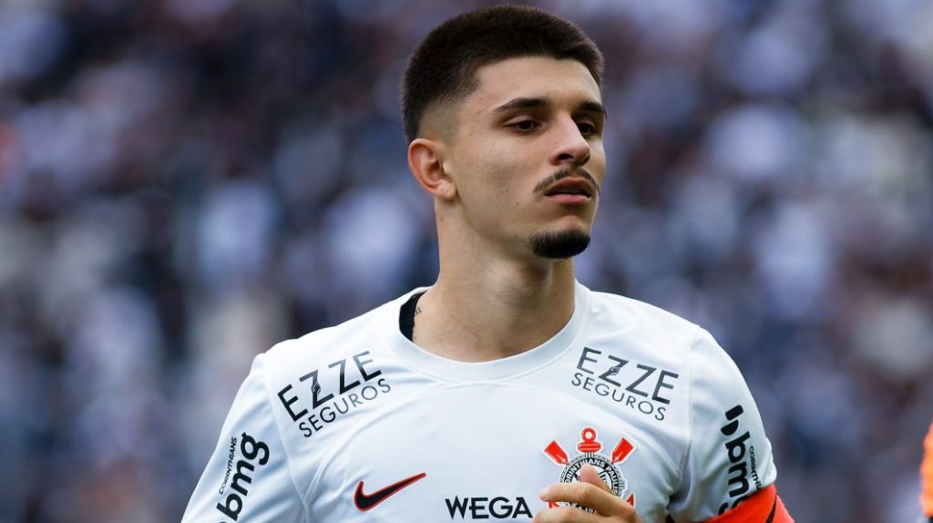 Léo Maná, do Corinthians, foi quem cometeu o pênalti - Foto: Fabio Giannelli/AGIF.