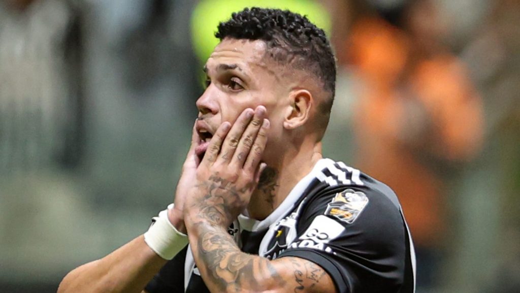 Corinthians reclama de lance em Paulinho -Foto: Gilson Lobo/AGIF.