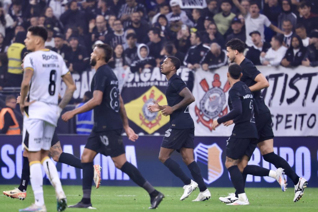 Cacá fez o gol da vitória - Foto: Marcello Zambrana/AGIF.