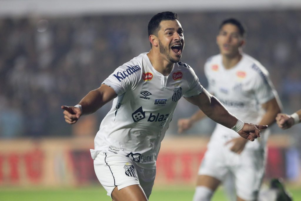 Antes de sair, Giuliano fez um gol - Foto: Reinaldo Campos/AGIF.