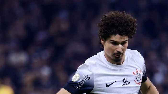 Foto: Marcello Zambrana/AGIF - André Ramalho cometeu o segundo pênalti do jogo.