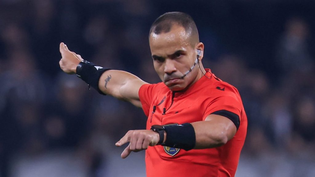 Árbitro causou polêmica no lance a favor do Corinthians - Foto: Marcello Zambrana/AGIF.