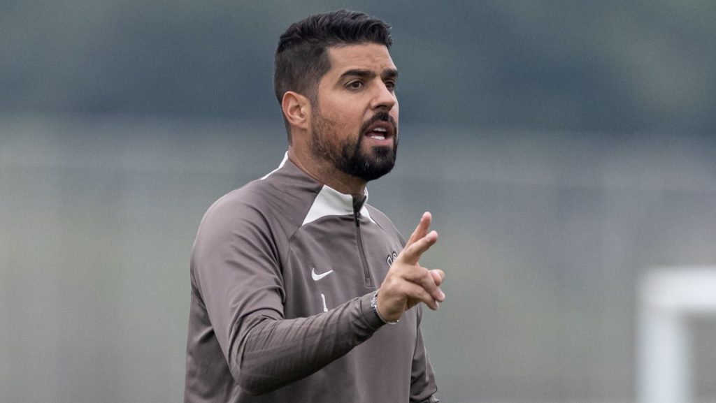 Foto: Rodrigo Coca/Ag.Corinthians - António Oliveira está pressionado.