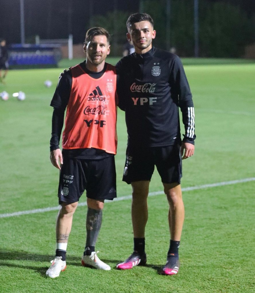 Simón e Messi juntos - Foto: Instagram/Santiago Simón.