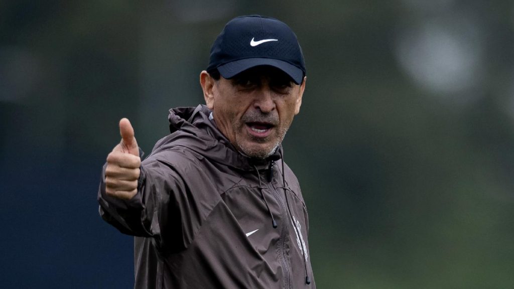 Foto: Rodrigo Coca/SCCP - Ramón Díaz analisa situações no Corinthians.