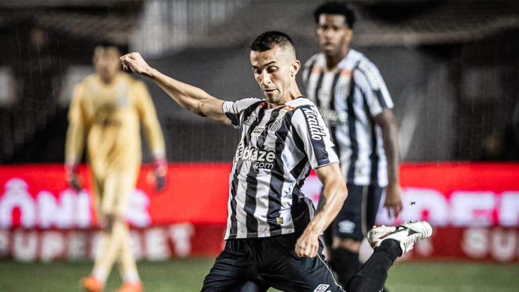 Volante não descarta a ideia de jogar no Corinthians - Foto: Raul Baretta/Santos FC.