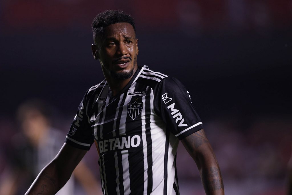 Edenílson já havia desperdiçado uma penalidade pelo Atlético-MG - Edenílson errou a segunda cobrança do Grêmio - Foto: Ettore Chiereguini/AGIF..