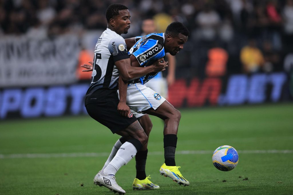 Edenílson errou a segunda cobrança do Grêmio - Foto: Ettore Chiereguini/AGIF.