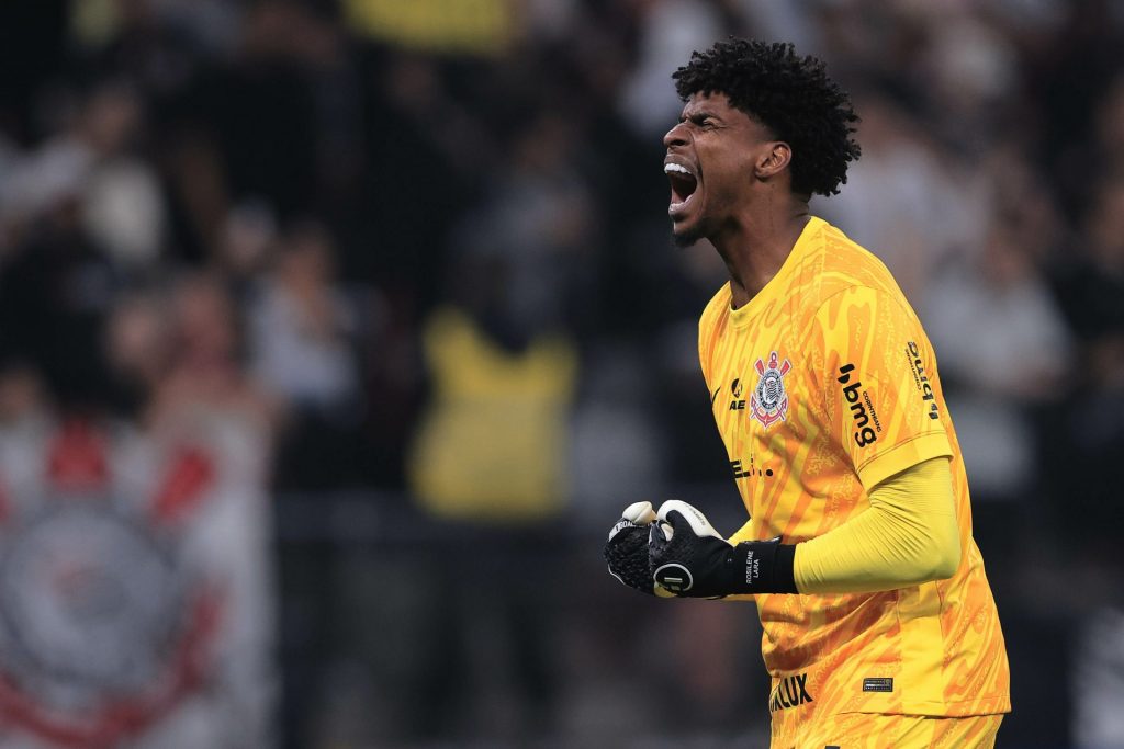 Hugo Souza agora é definitivamente jogador do Corinthians - Foto: Ettore Chiereguini/AGIF.