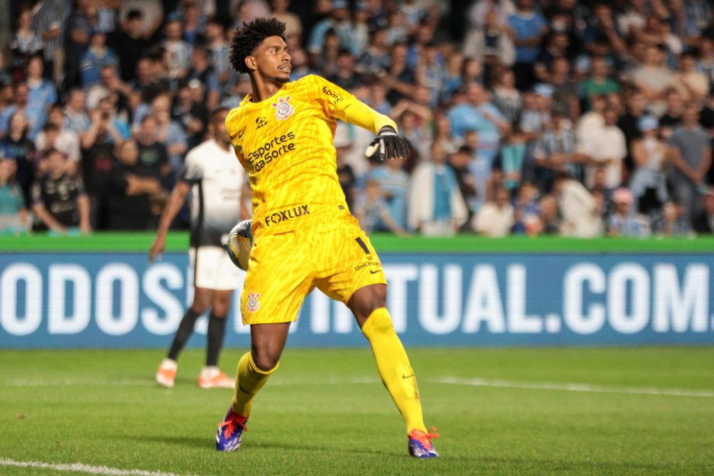 Hugo Souza defendeu uma penalidade - Foto: Robson Mafra/AGIF.