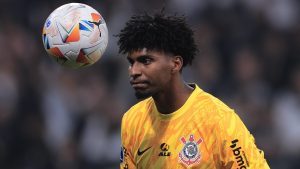 Hugo Souza vem sendo destaque desde que chegou ao Corinthians - Foto: Ettore Chiereguini/AGIF.